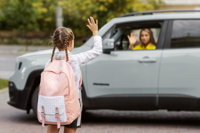 bambina che va a scuola