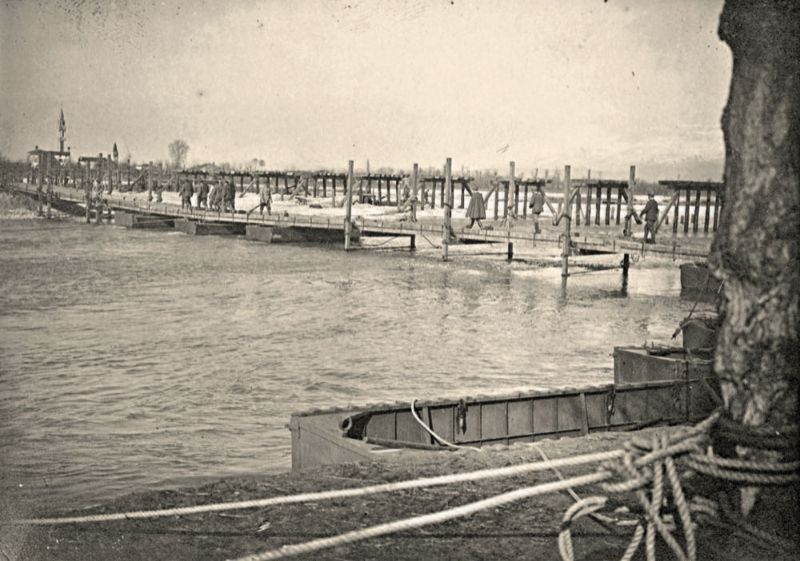 1916 - Il ponte in costruzione, e' ancora presente il ponte provvisorio di barconi (foto dall'archivio del L.g.t. Mario Scatola)