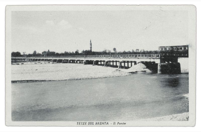 Fine anni '30 - Vista panoramica del ponte sul Brenta, in primo piano parte della capriata Bailey costruita in seguito al cedimento di una campata (cartolina edita da Enzo Scramoncin - Solagna, spedita a Milano nel 1955)