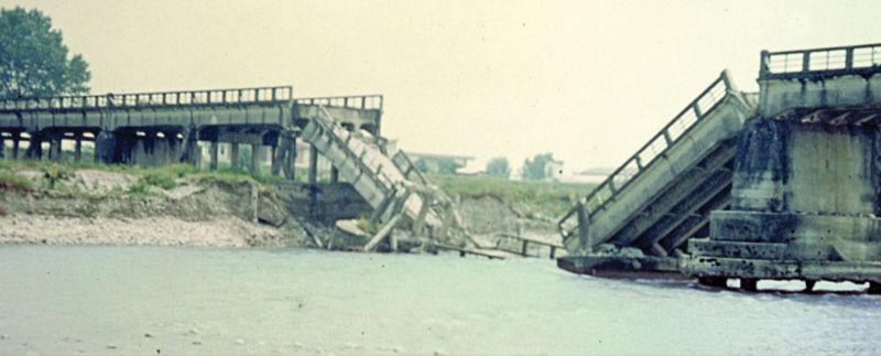 Anni '50 - Demolizione della campate crollate e costruzione di passerelle in legno (foto Archivio Comunale)