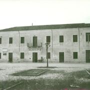 Ex municipio di Tezze e piazza negli anni 50