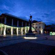 Piazza Belvedere con monumento in notturno