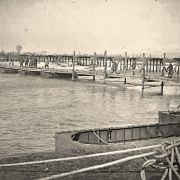1916 - Il ponte in costruzione, e' ancora presente il ponte provvisorio di barconi (foto dall'archivio del L.g.t. Mario Scatola)