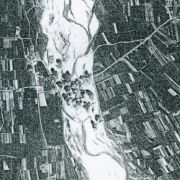 29 aprile 1945 - Come appare evidente dalla foto scattata dal bombardiere di coda, la prima ondata manca il bersaglio e centra il ponte piu╠Ç a sud. Le ondate successive colpiranno la passerella in sei punti diversi