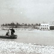 Anni '40-'50 - Il passaggio tra le due sponde, era assicurato dai "barcaroli" di Tezze, Ildebrando Suelotto e Umberto Municella soprannominato "Fante". (foto Archivo Comunale"_1