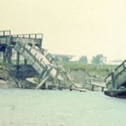 Anni '50 - Demolizione della campate crollate e costruzione di passerelle in legno (foto Archivio Comunale)