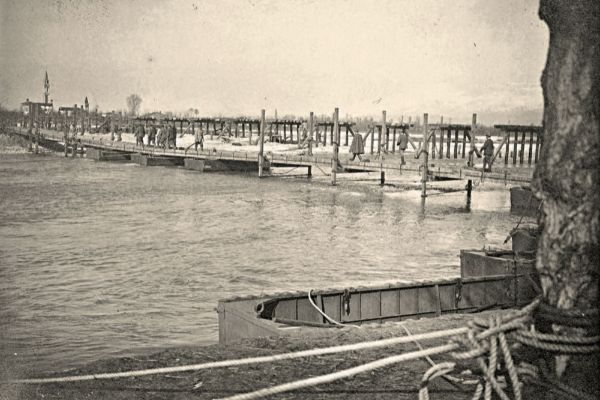 1916 - Il ponte in costruzione, e' ancora presente il ponte provvisorio di barconi (foto dall'archivio del L.g.t. Mario Scatola)