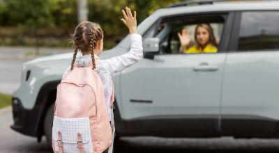 bambina che va a scuola bambina che va a scuola